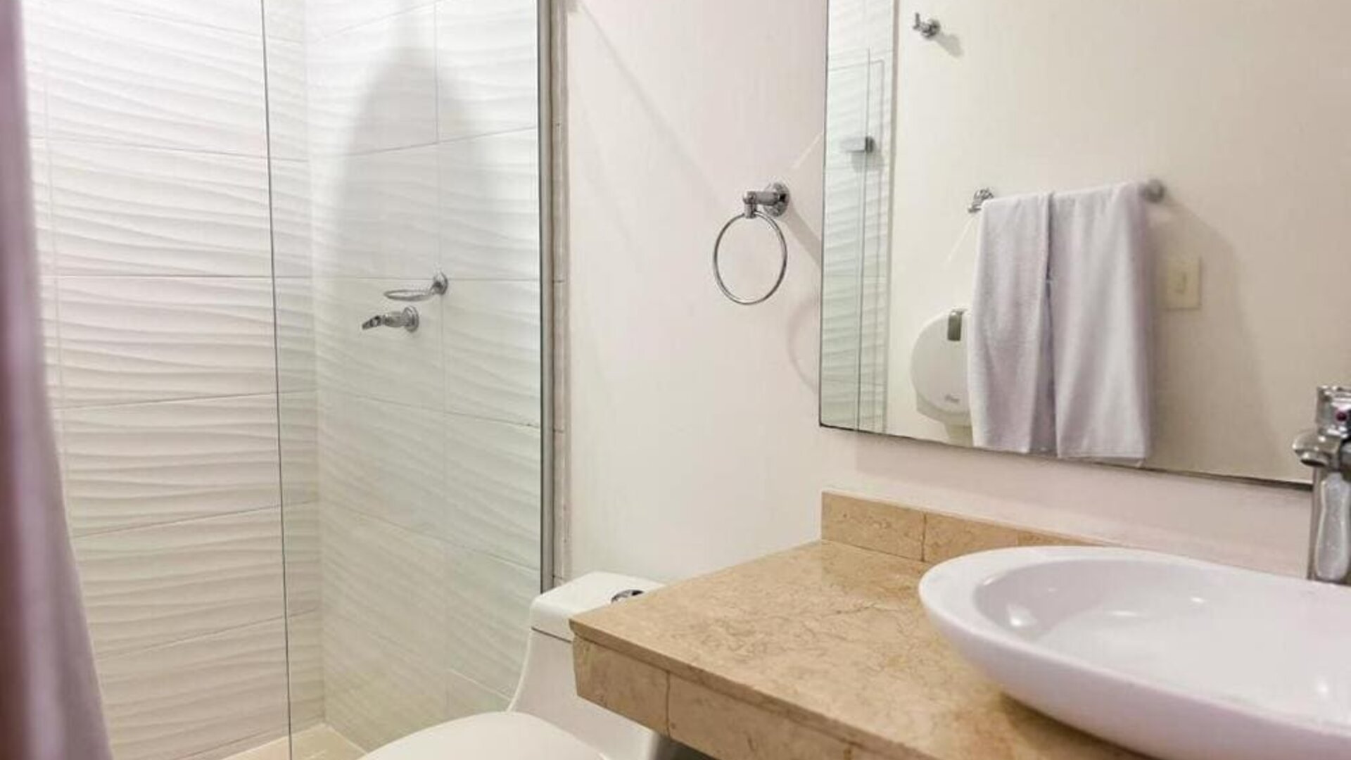 Guest bathroom with shower at Hotel Barranquilla Prado.