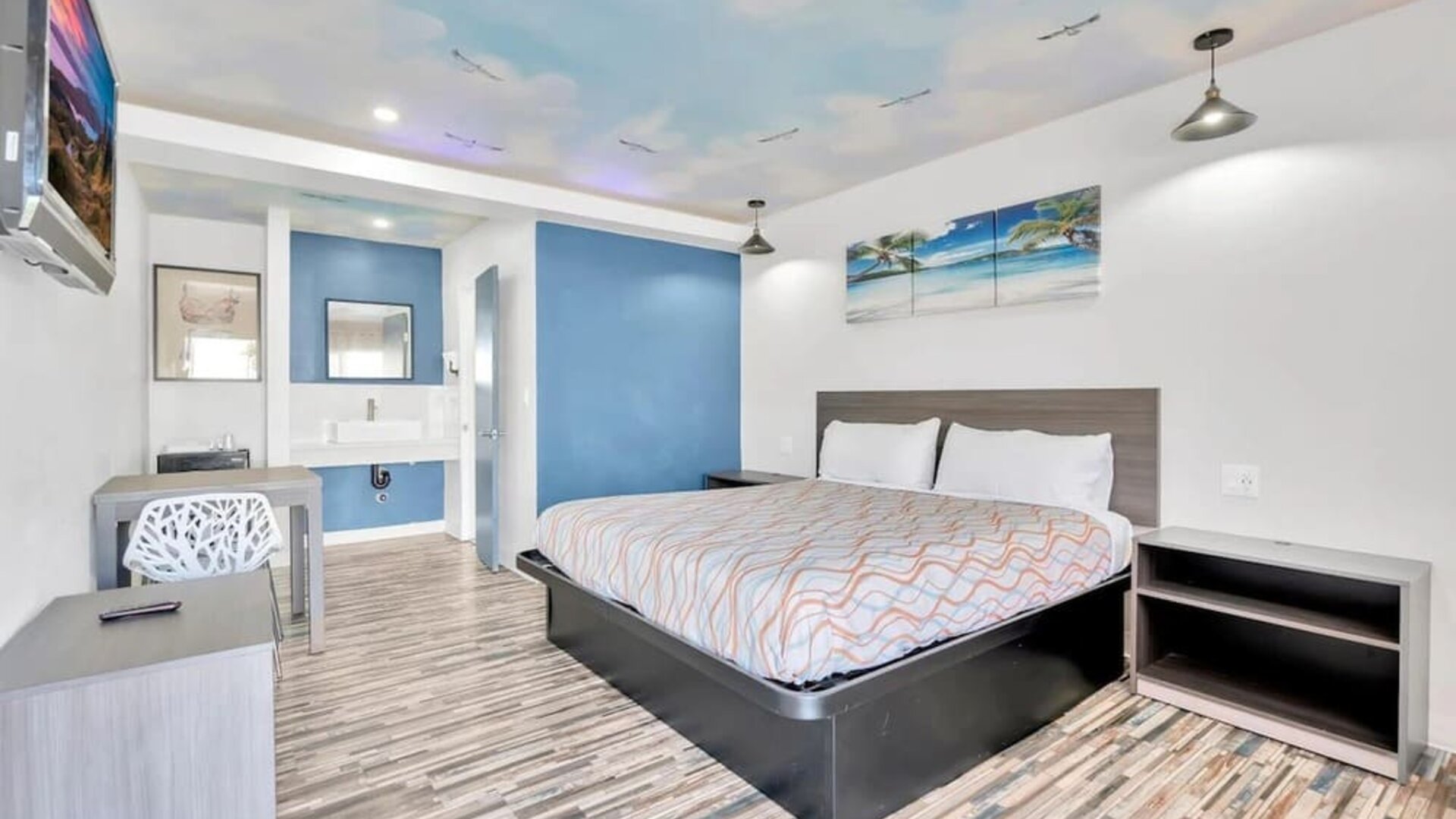 Romantic king room with TV at Tradewinds Motel.