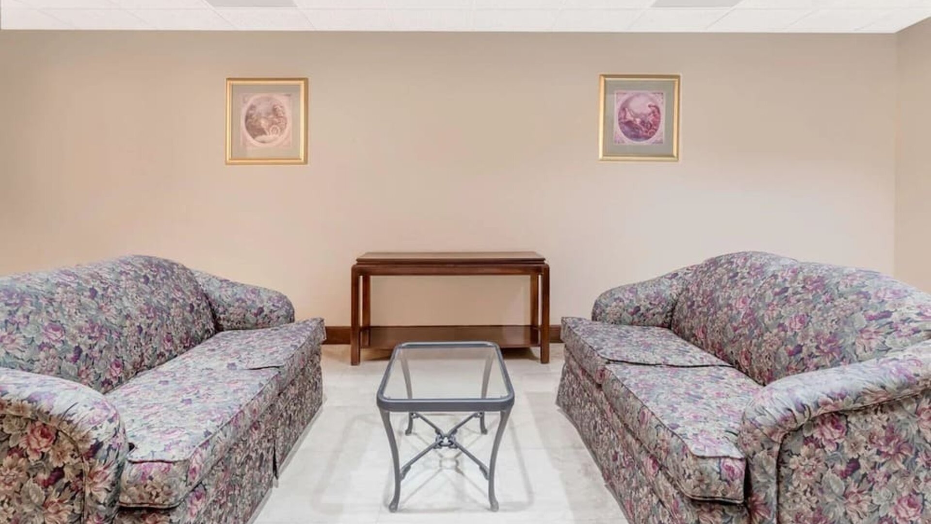 Lobby and lounge at Days Inn By Wyndham St Augustine/Historic Downtown.