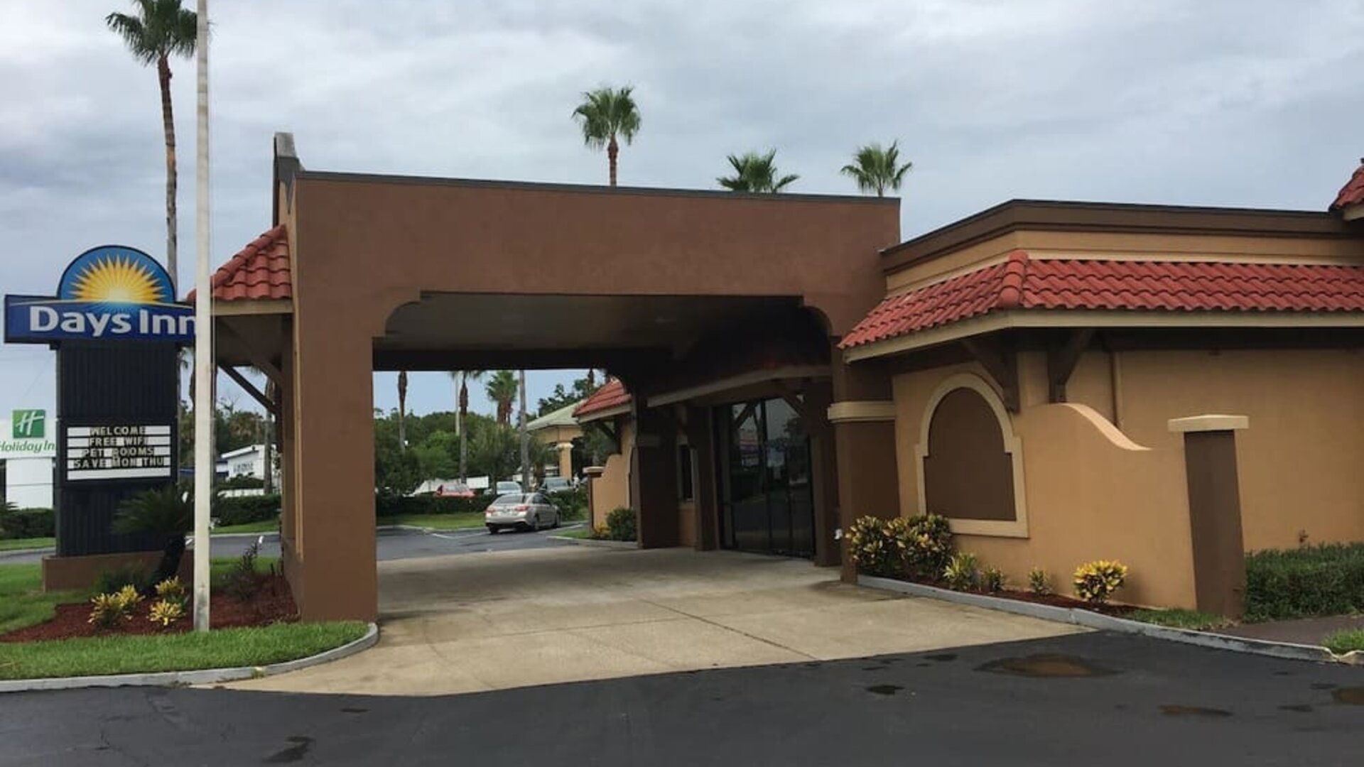 Hotel exterior and parking at Days Inn By Wyndham St Augustine/Historic Downtown.