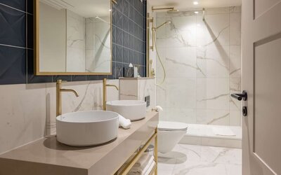 Guest bathroom with shower at DoubleTree By Hilton Brighton Metropole.