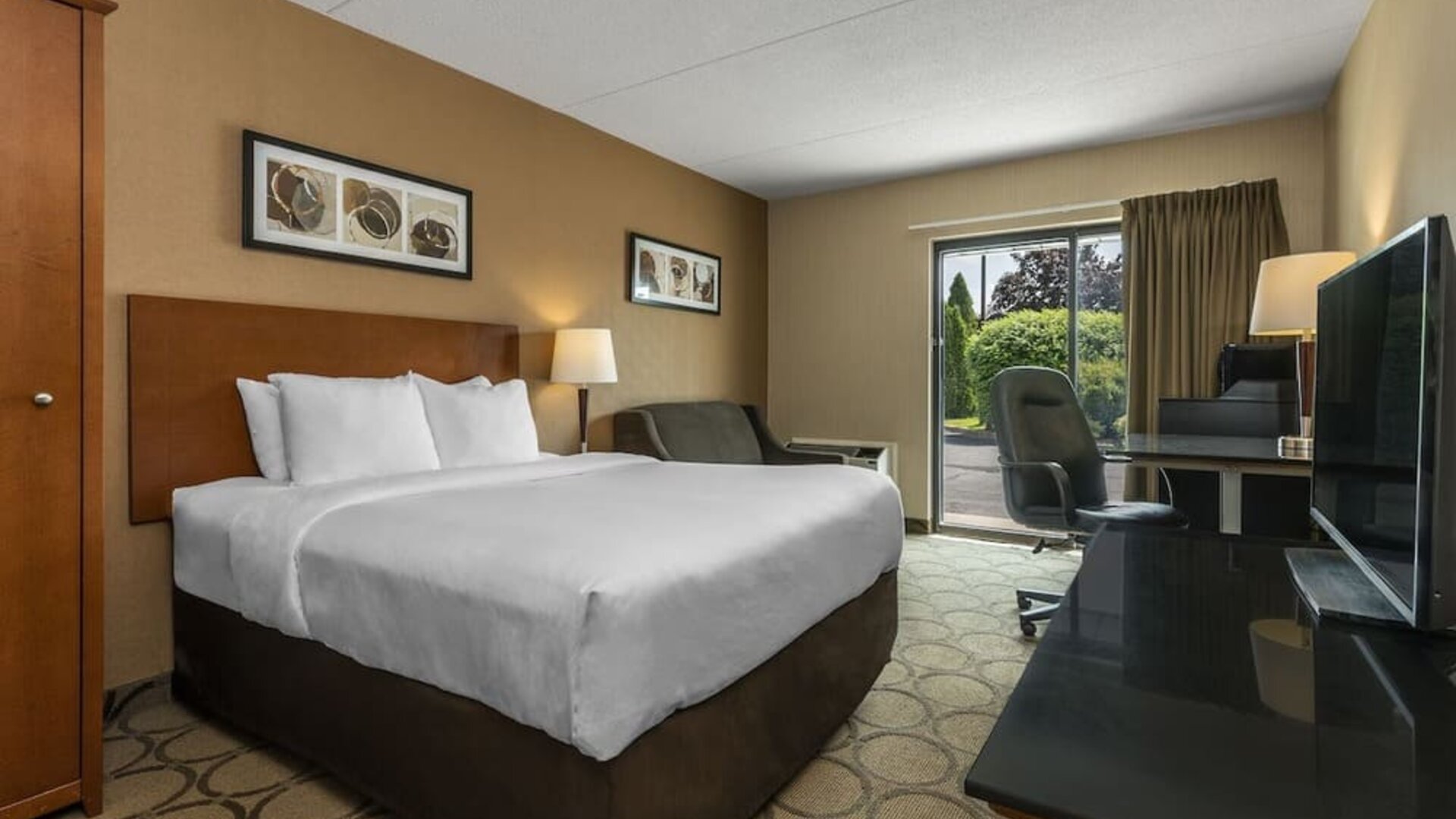 Day use room with natural light at Comfort Inn Sherbrooke.