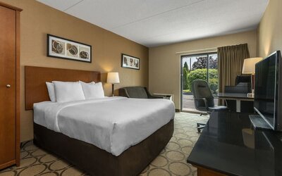 Day use room with natural light at Comfort Inn Sherbrooke.