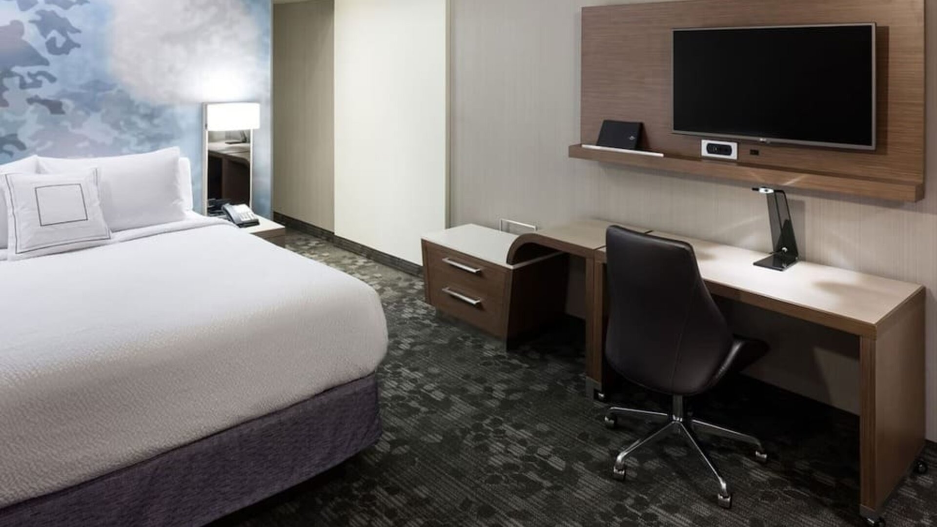 Day use room with work desk at Courtyard By Marriott Houston North/ Shenandoah.