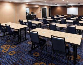 Professional meeting room at Courtyard By Marriott Houston North/ Shenandoah.