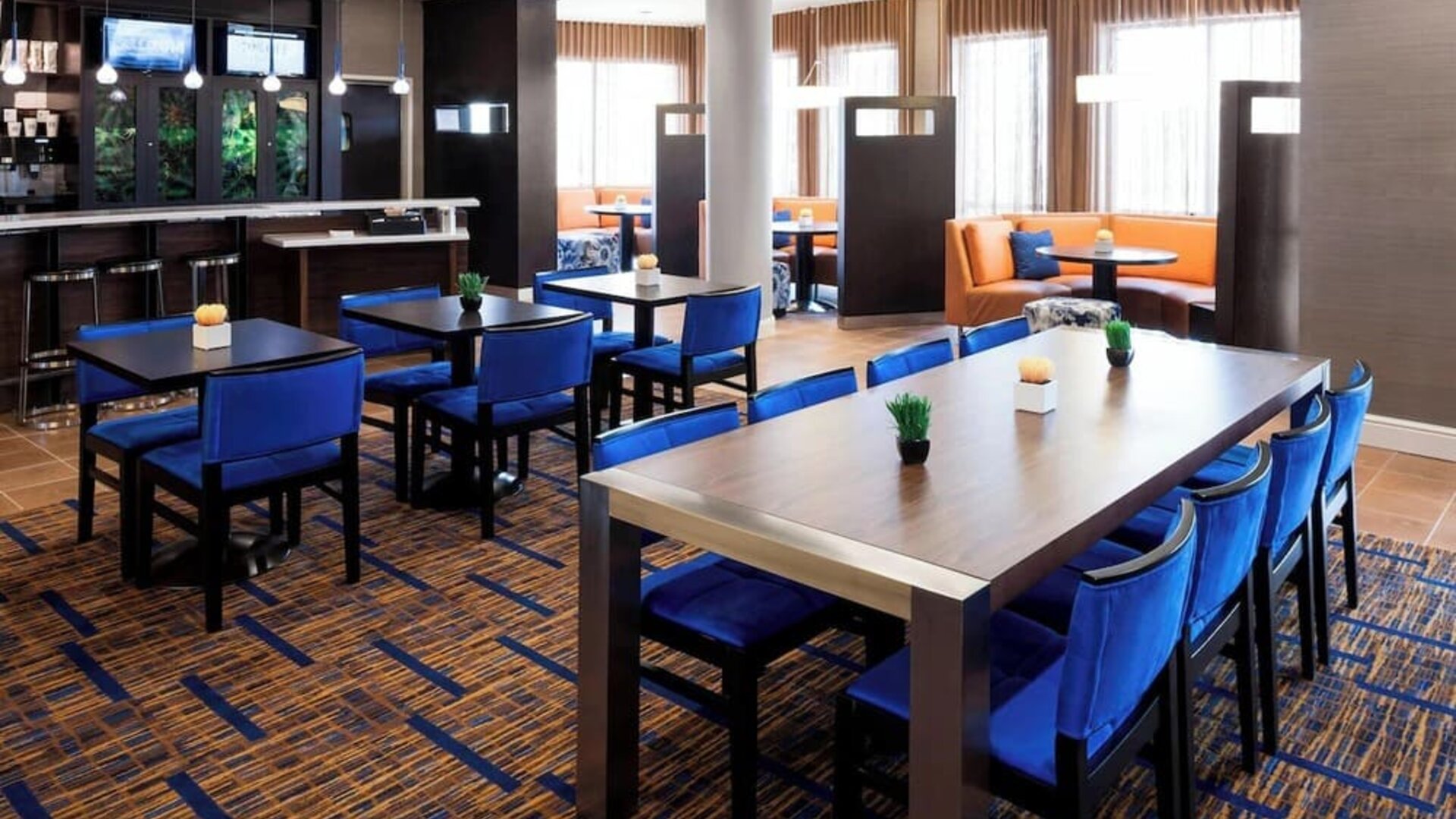 Dining room at Courtyard By Marriott Houston North/ Shenandoah.