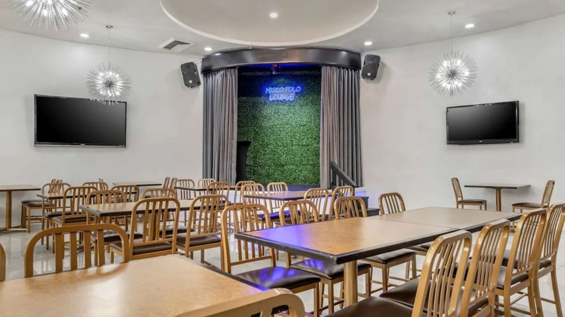 Dining and meeting space at Ramada Plaza Marco Polo Beach Resort.