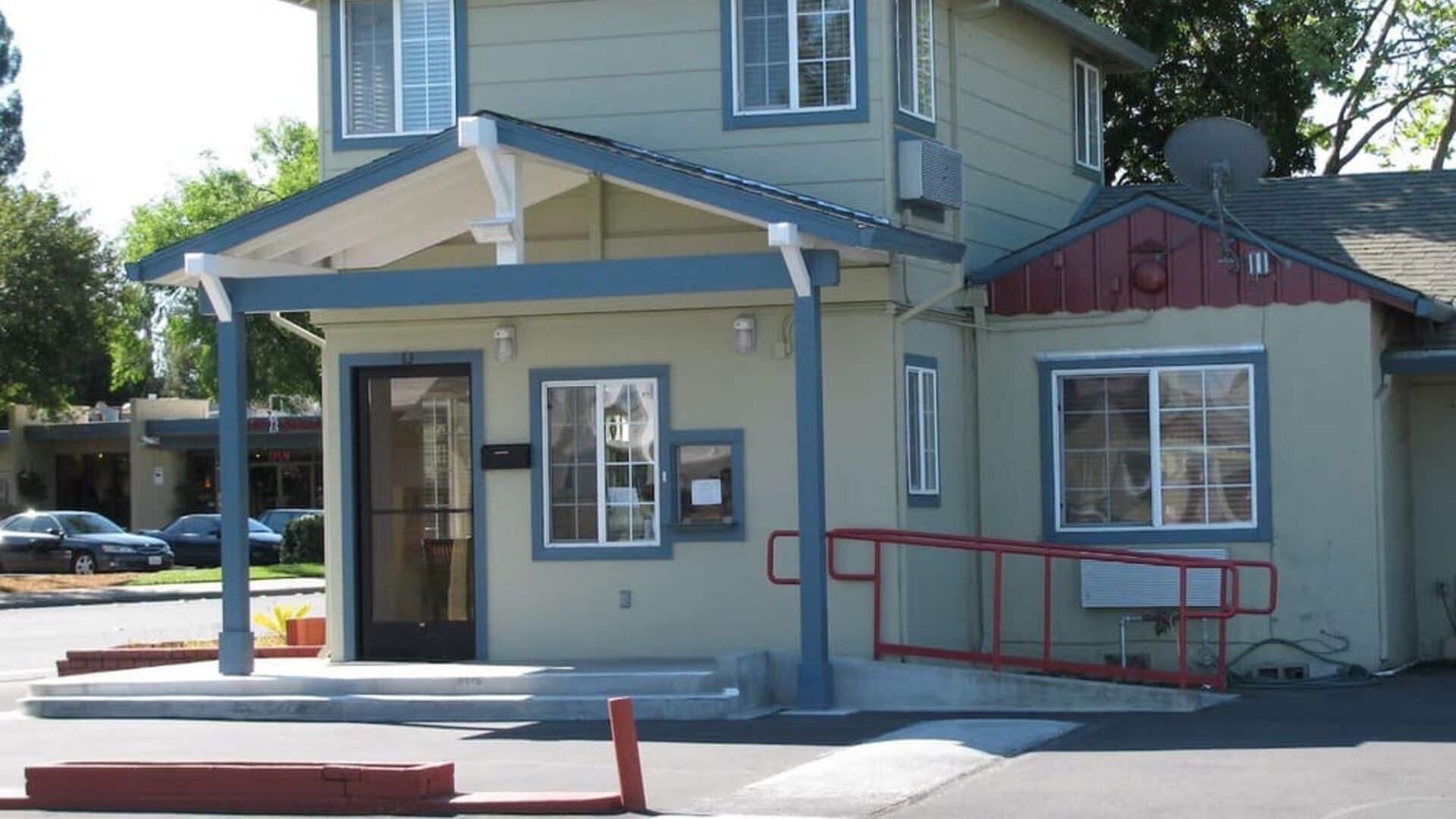 Hotel exterior and parking at North Bay Inn.