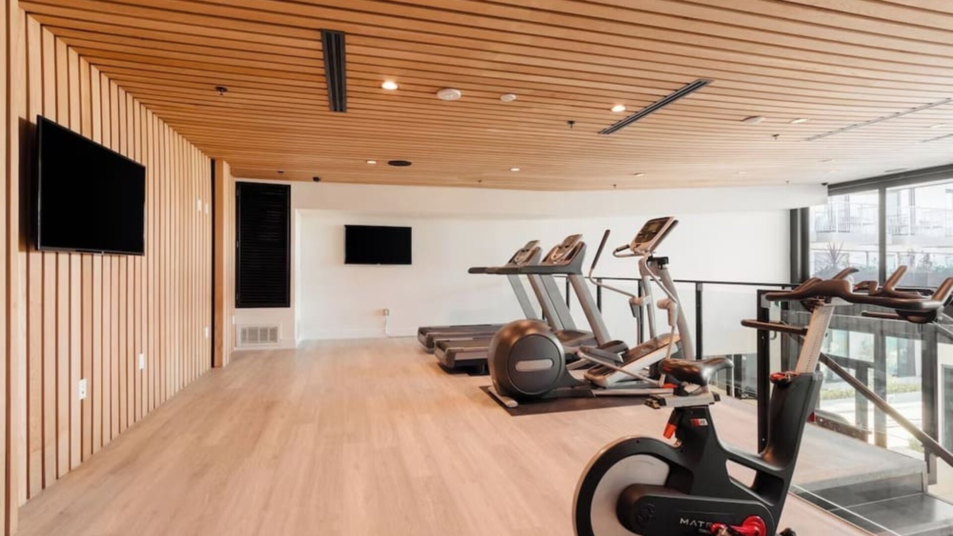 Fitness center at Lum Hotel Inglewood.