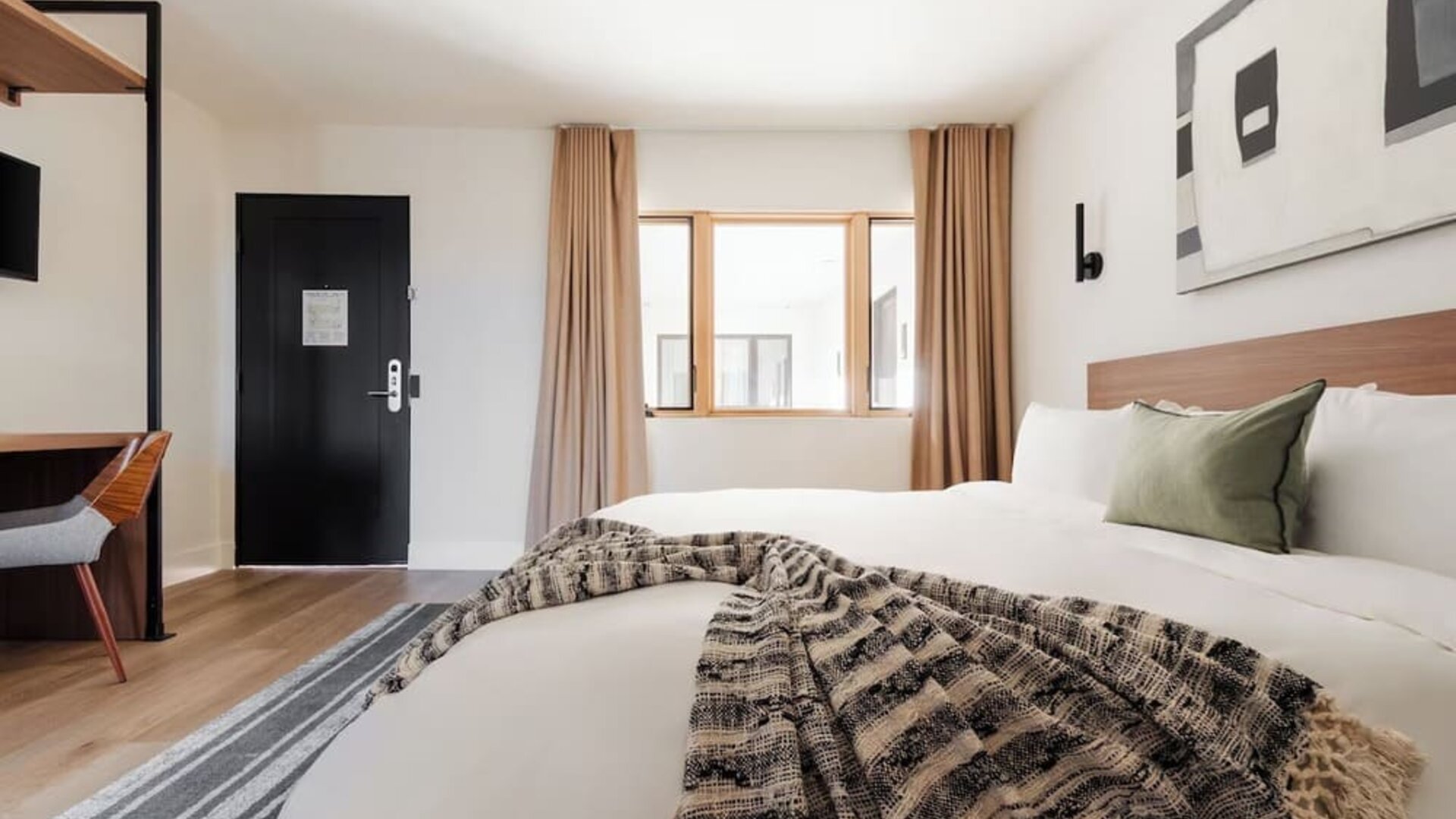 King room with natural light at Lum Hotel Inglewood.