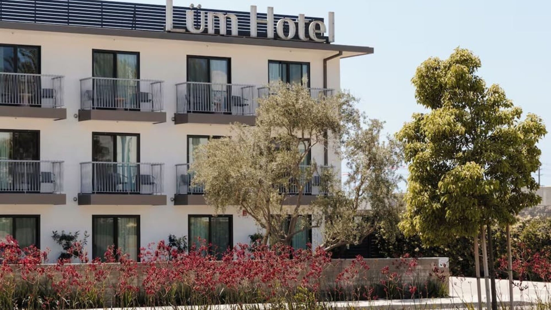 Hotel exterior and parking available at Lum Hotel Inglewood.