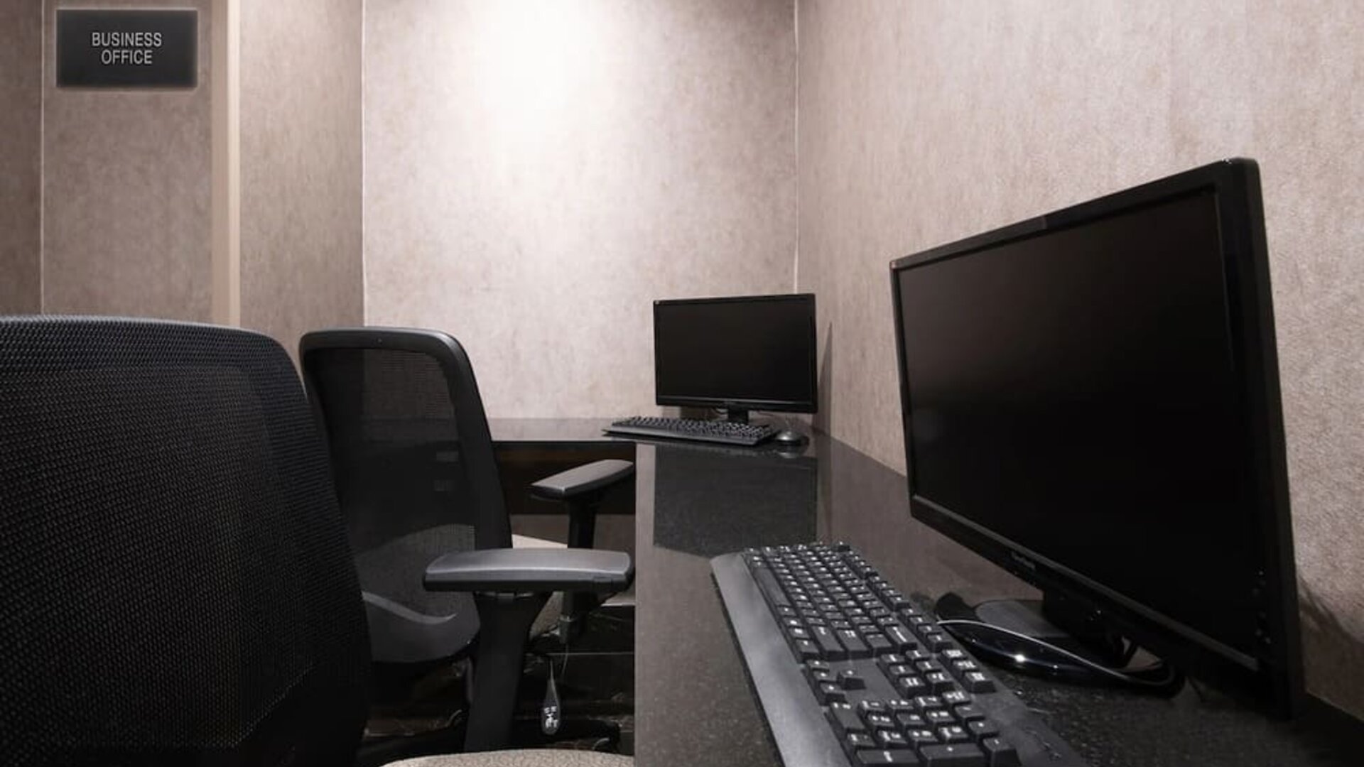 Business center available at Aliz Hotel Times Square. 