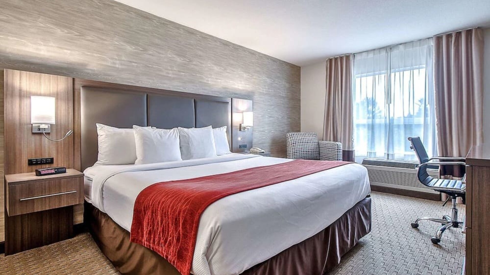 King room with work station at Comfort Inn And Suites Calgary South.