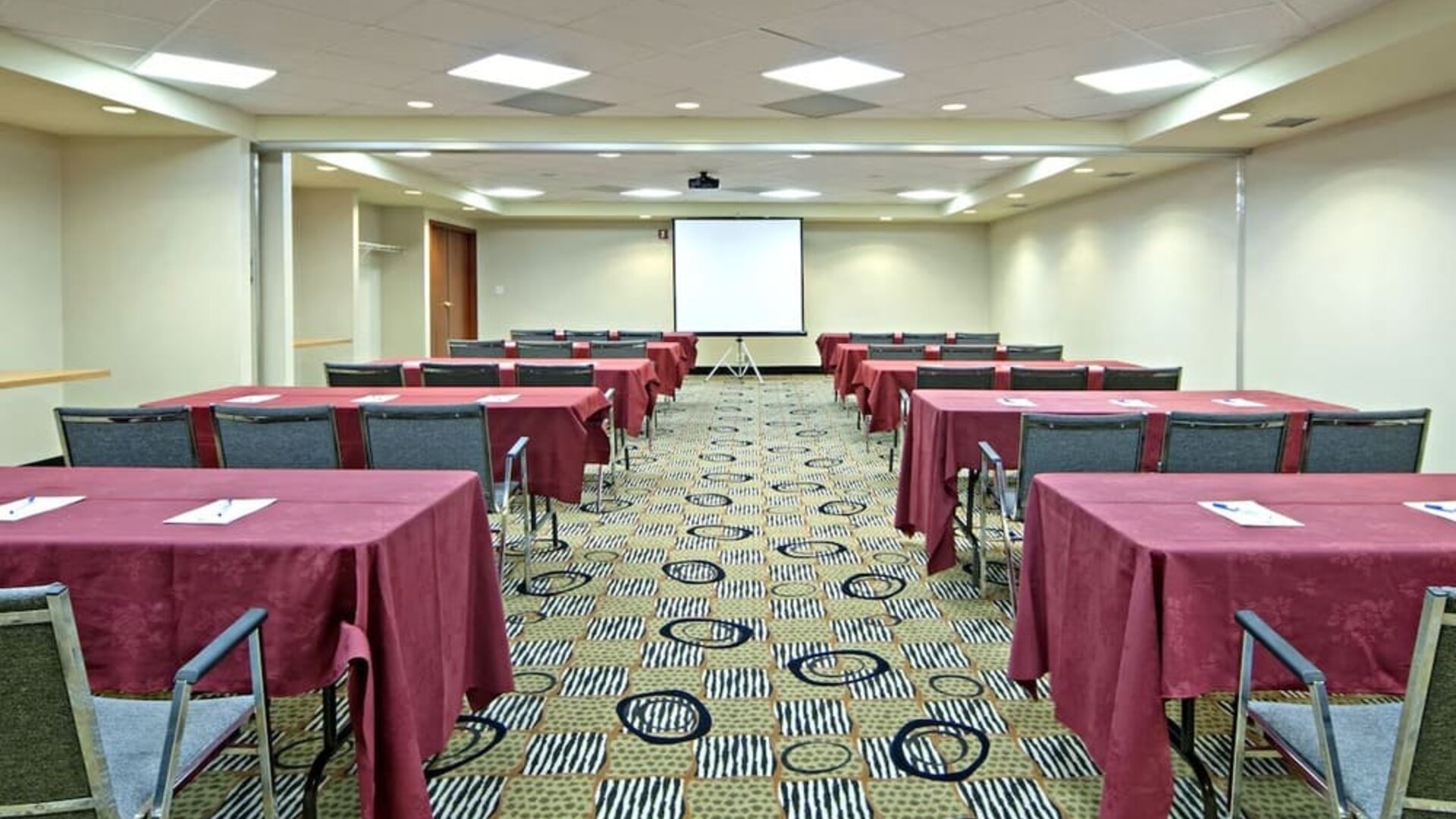 Meeting room at Comfort Inn And Suites Calgary South.