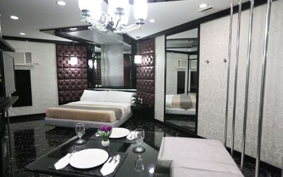 Spacious king room with dining area at Victoria Court North EDSA - Caloocan.