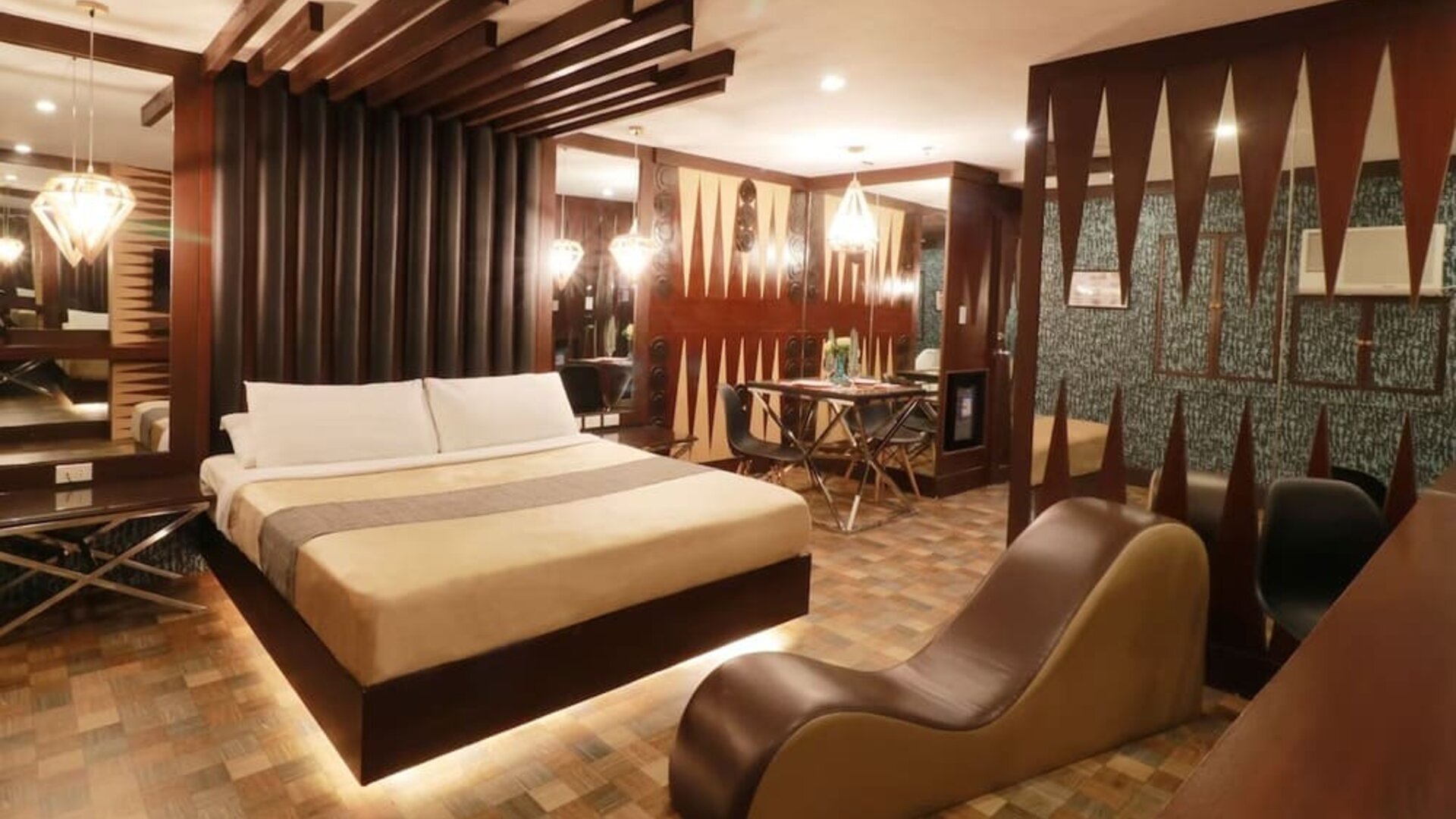 Romantic king room at Victoria Court San Fernando.