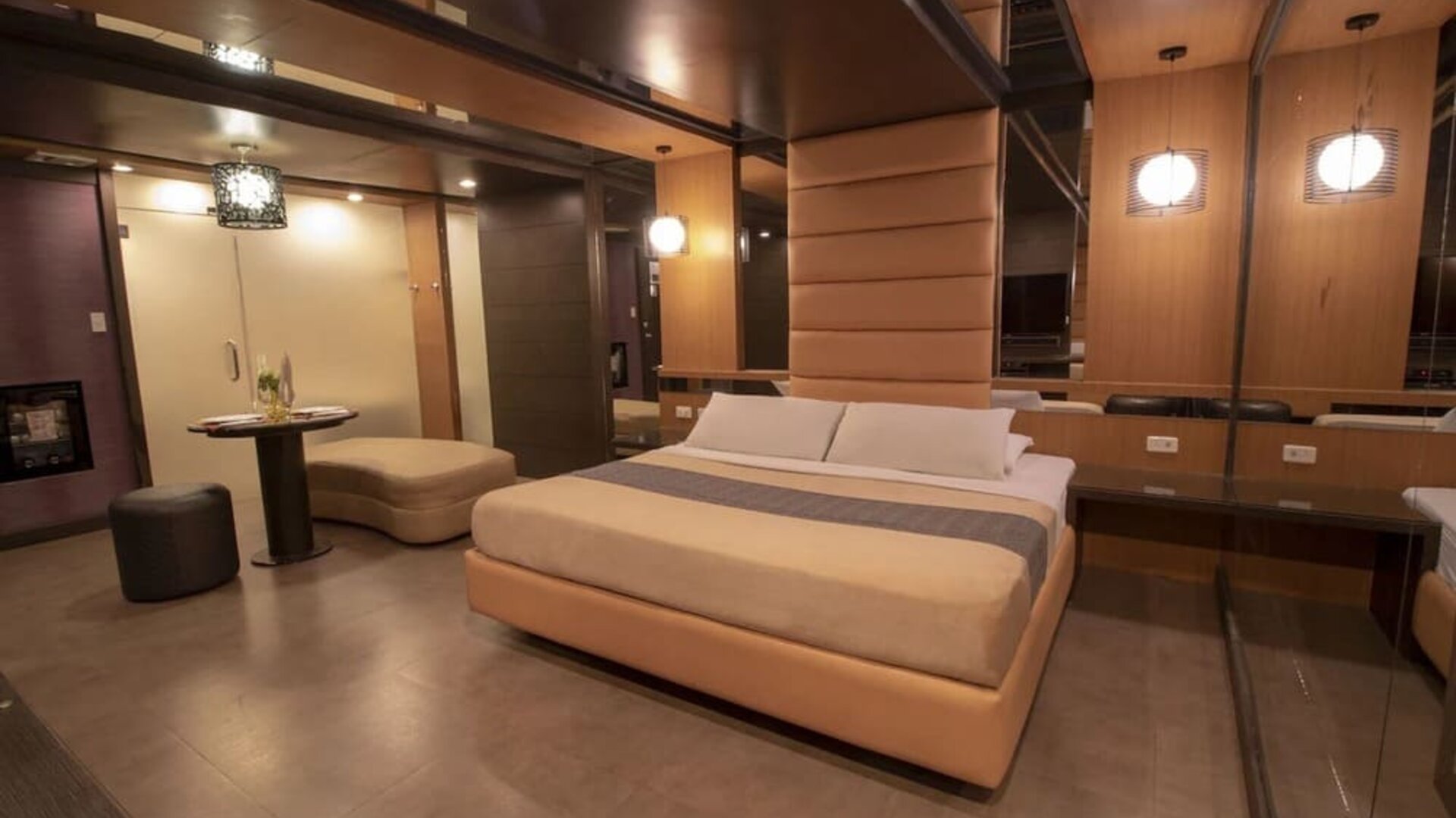 Cozy king room at Victoria Court San Fernando.