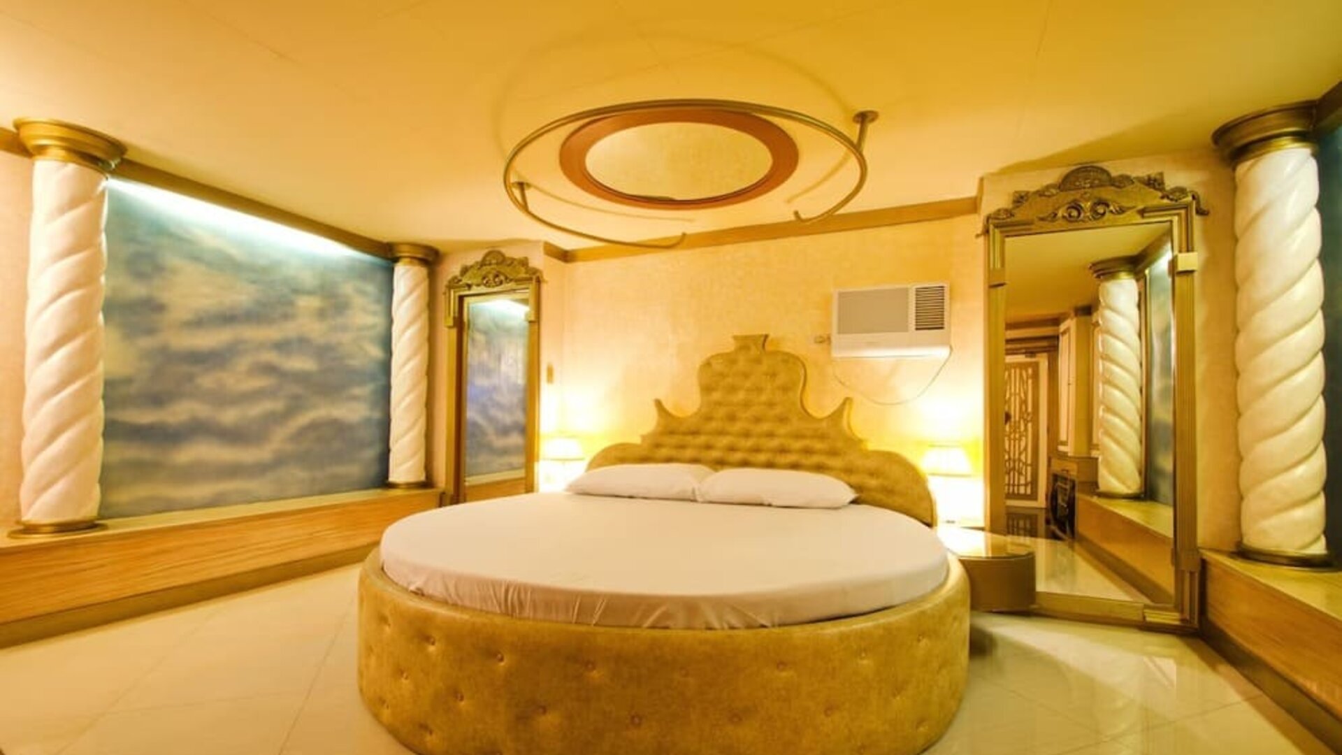 Romantic king room with round bed at Victoria Court Hillcrest.
