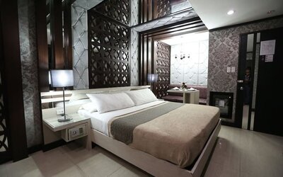 Cozy king room at Victoria Court Hillcrest.