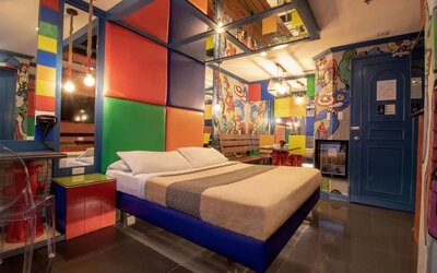 Colorful king room at Victoria Court Hillcrest.