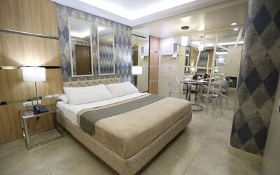 Spacious king room at Victoria Court Hillcrest.