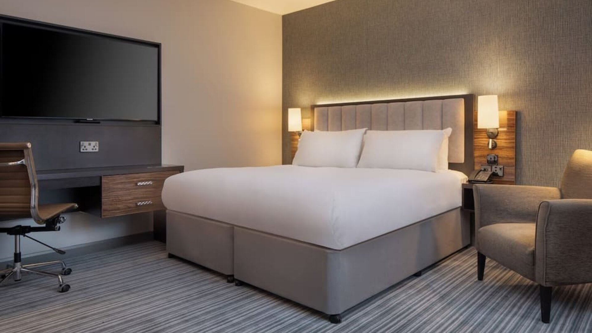 Day use room with natural light at DoubleTree By Hilton London - Chelsea.