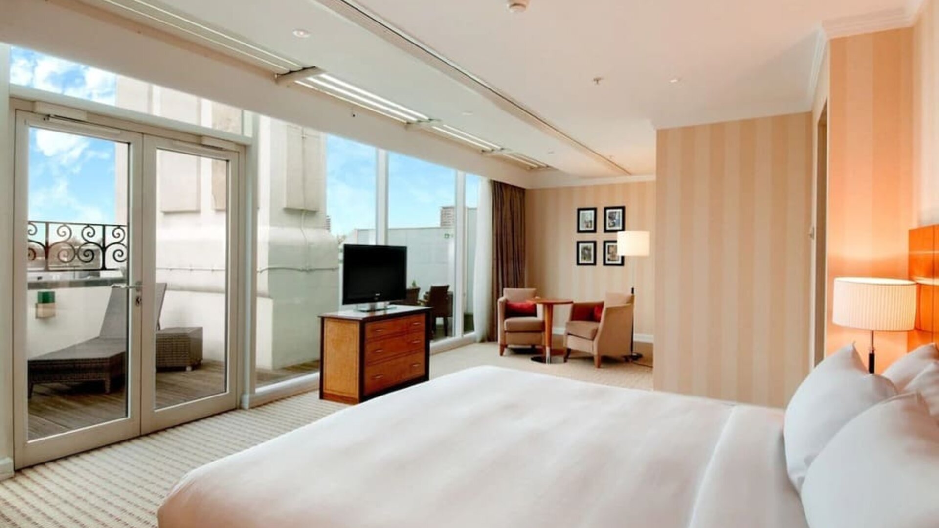 Day use room with natural light at Hilton London Paddington.