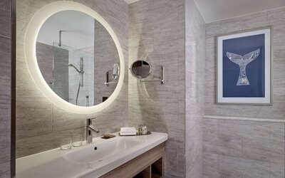 Guest bathroom with shower at DoubleTree By Hilton Hull.