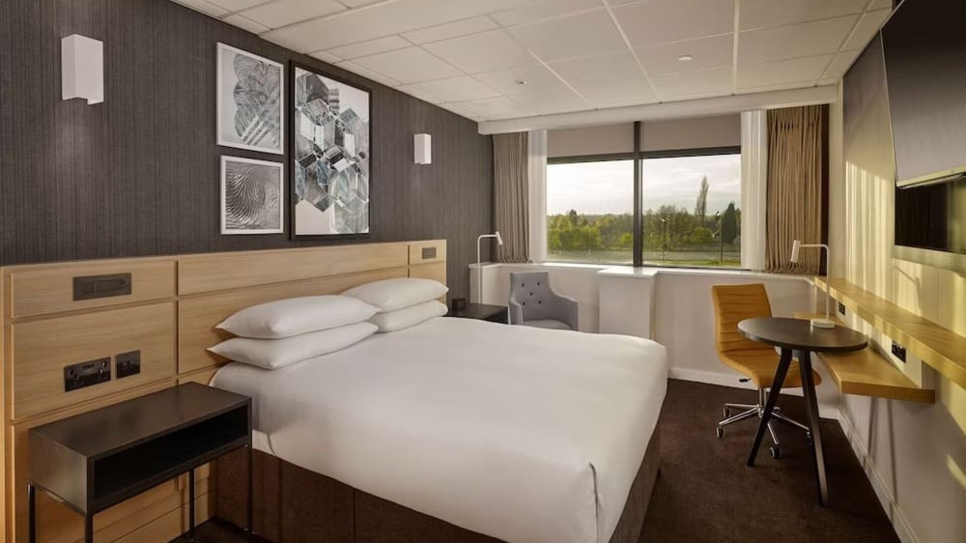 Day use room with natural light at DoubleTree By Hilton Coventry Building Society Arena.