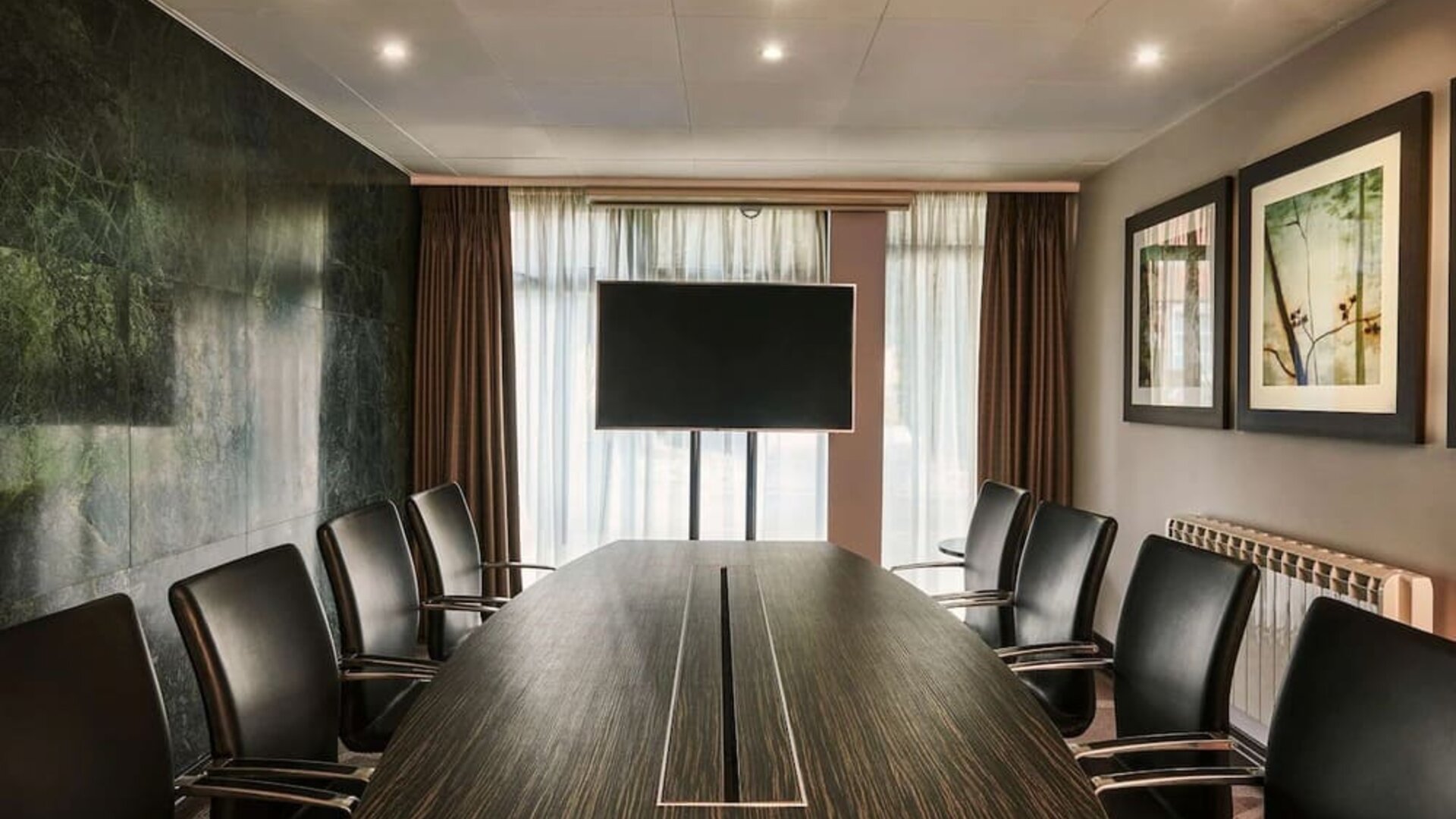 Professional meeting room at DoubleTree By Hilton London - Ealing.
