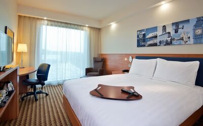 Day use room with natural light at Hampton By Hilton London Luton Airport.