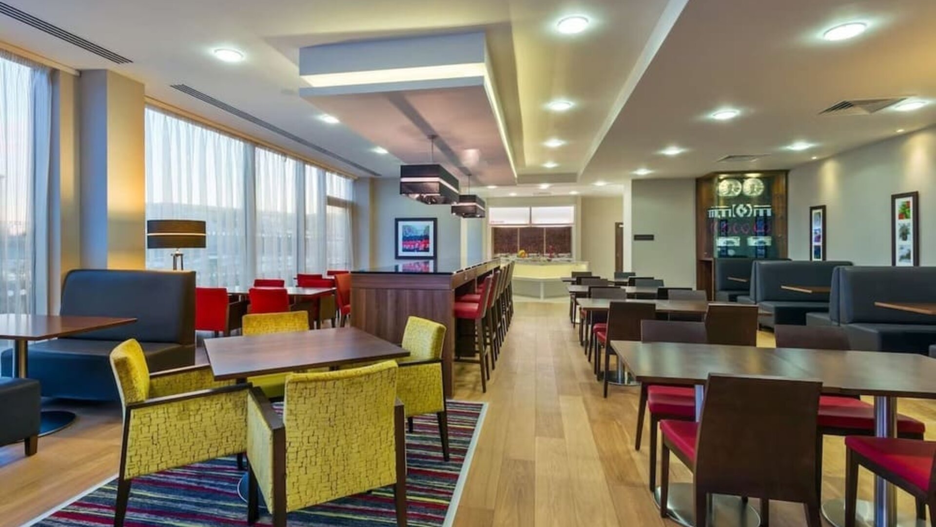 Dining area perfect for coworking at Hampton By Hilton London Luton Airport. 