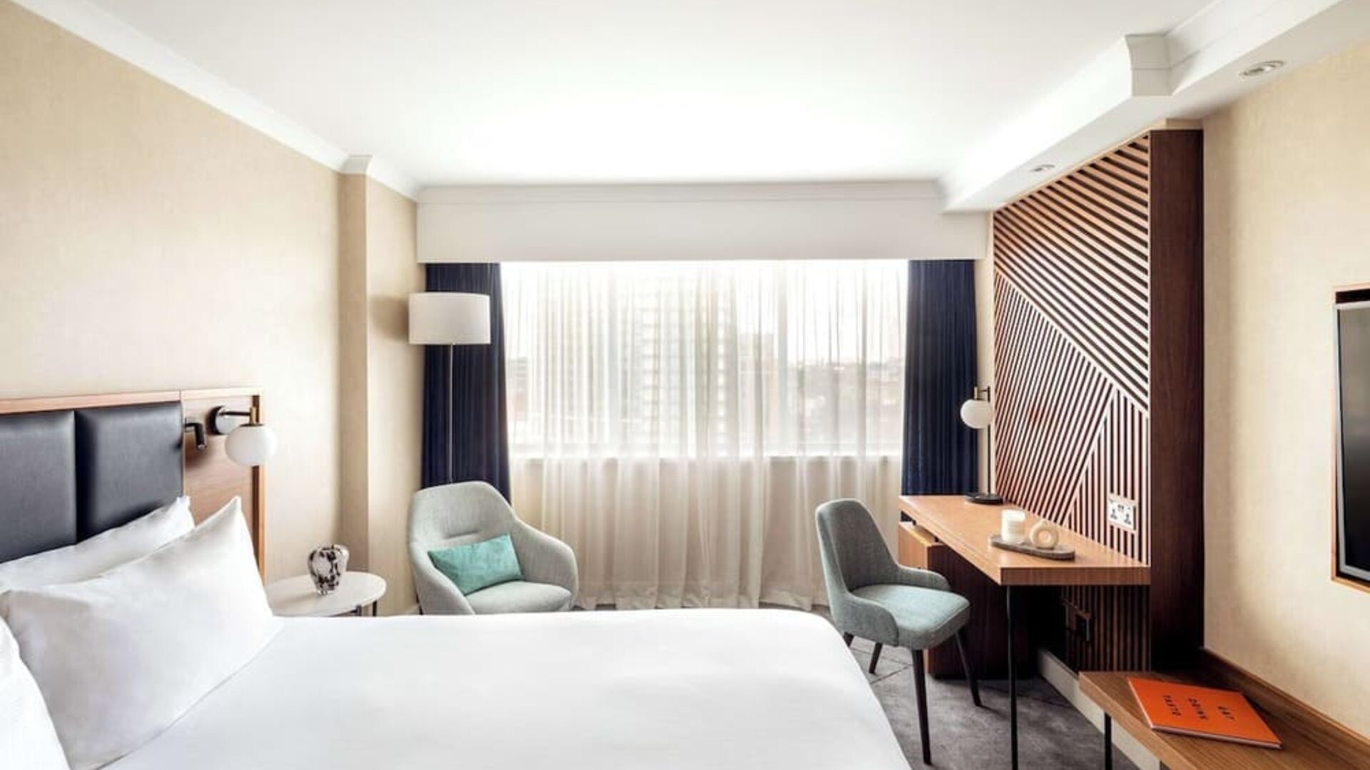 Day use room with natural light at Hilton London Metropole.
