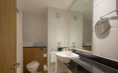 Bathroom with shower at Hilton Leicester.