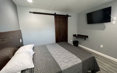 Romantic day room with TV at ERTH INN By AGA Bell Gardens.