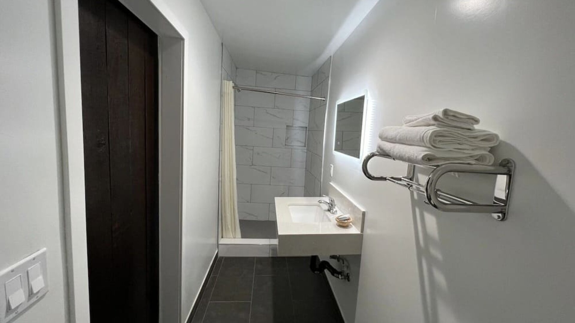 Day room with private bathroom at ERTH INN By AGA Bell Gardens.