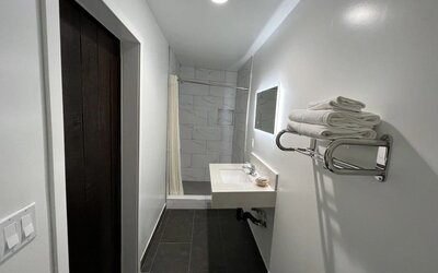 Day room with private bathroom at ERTH INN By AGA Bell Gardens.