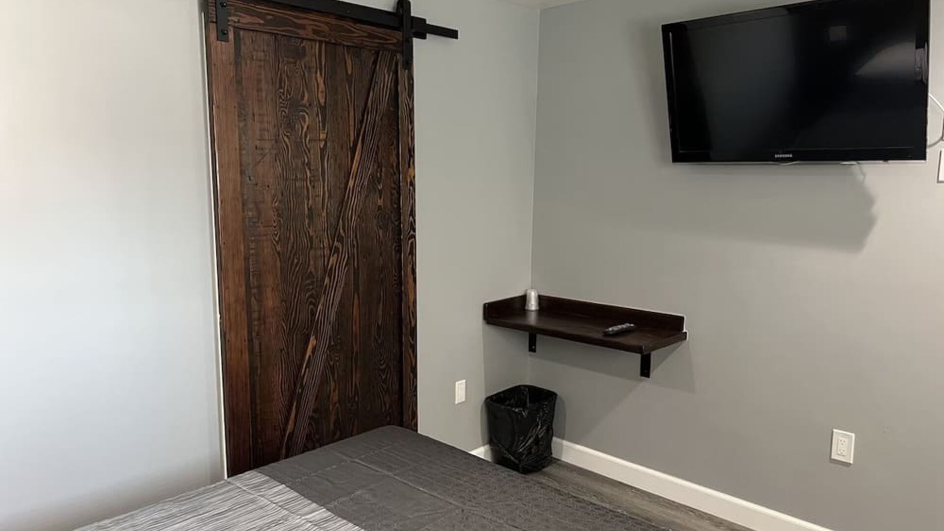 Cozy king room with TV at ERTH INN By AGA Bell Gardens.