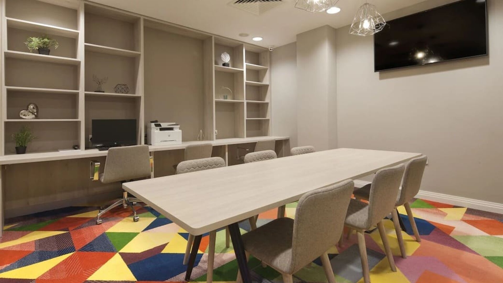 Professional meeting room at Hampton By Hilton Leeds City Centre.