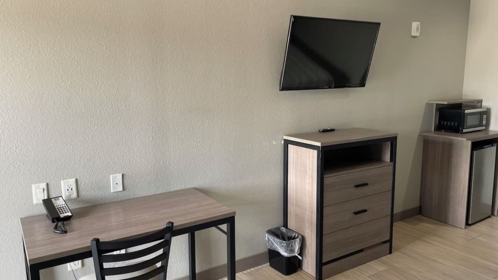 Day room with work space at Express Inn - Richey.