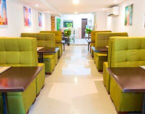 Hotel Avexi Suites By GEH Suites