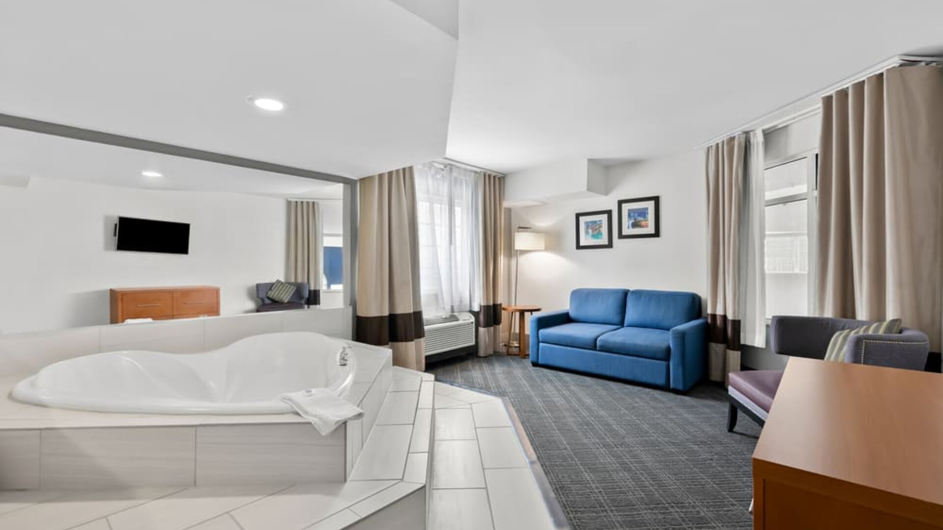 Jacuzzi room at Comfort Inn & Suites Nashville.