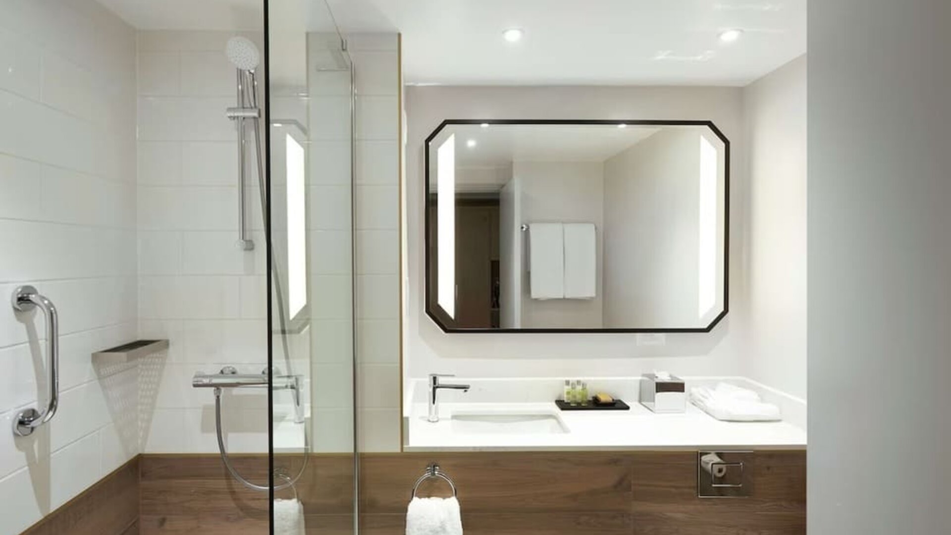 Guest bathroom with shower at Hilton Cobham.