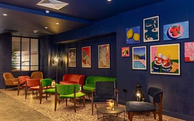 Dining area perfect for coworking at Hilton Cobham.