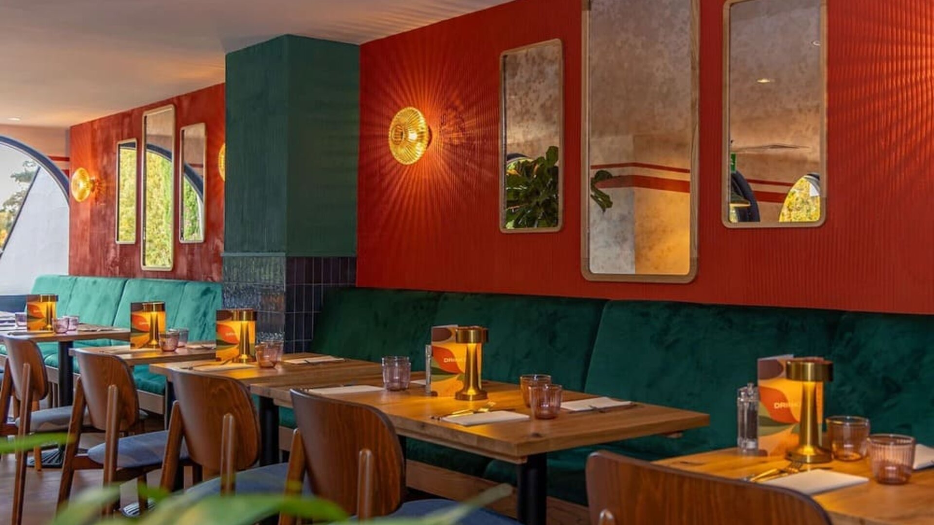 Dining area perfect for coworking at Hilton Cobham.