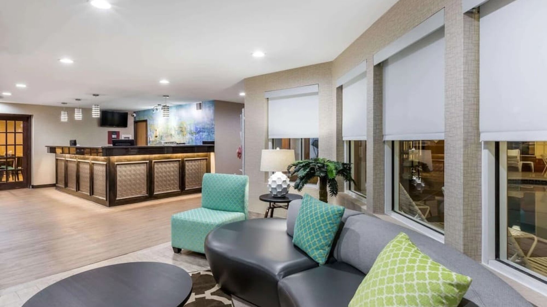 Lobby seating and coworking space at Baymont By Wyndham Pella.