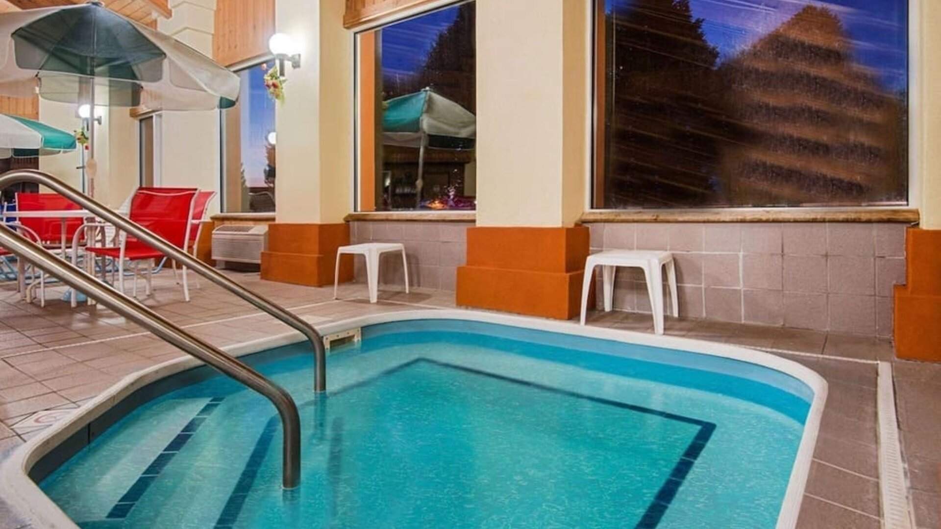 Jacuzzi spa at Baymont By Wyndham Pella.