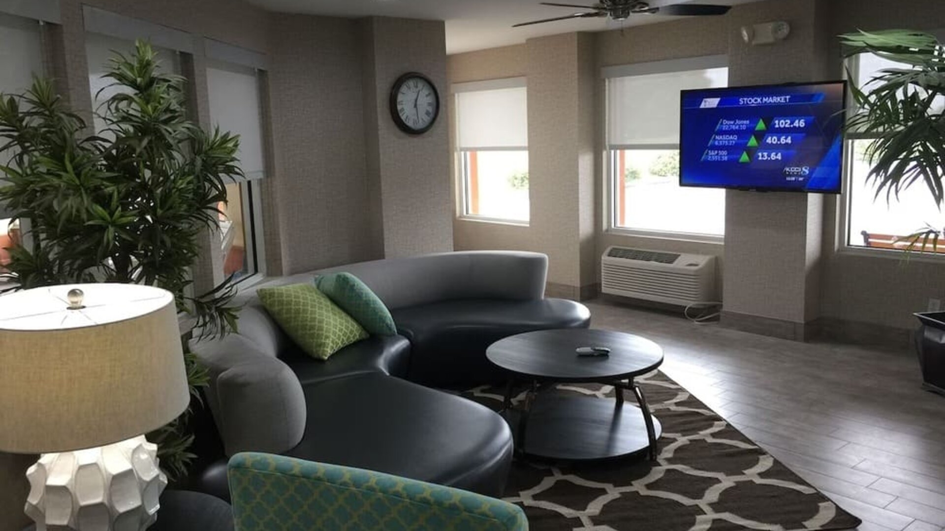 Lobby seating and coworking space at Baymont By Wyndham Pella.