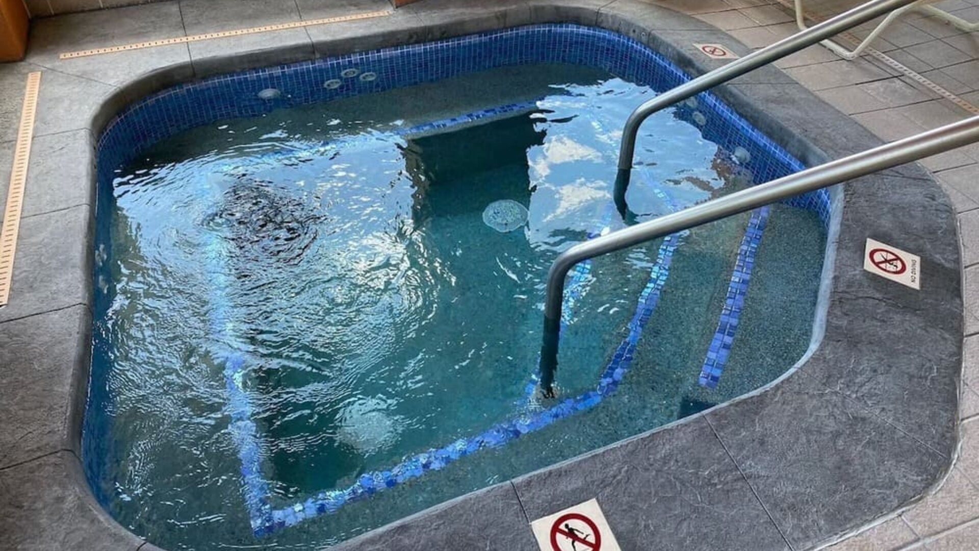 Spa and jacuzzi at Baymont By Wyndham Pella.