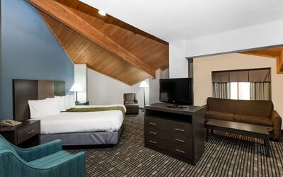 Day use room with TV at Baymont By Wyndham Pella.